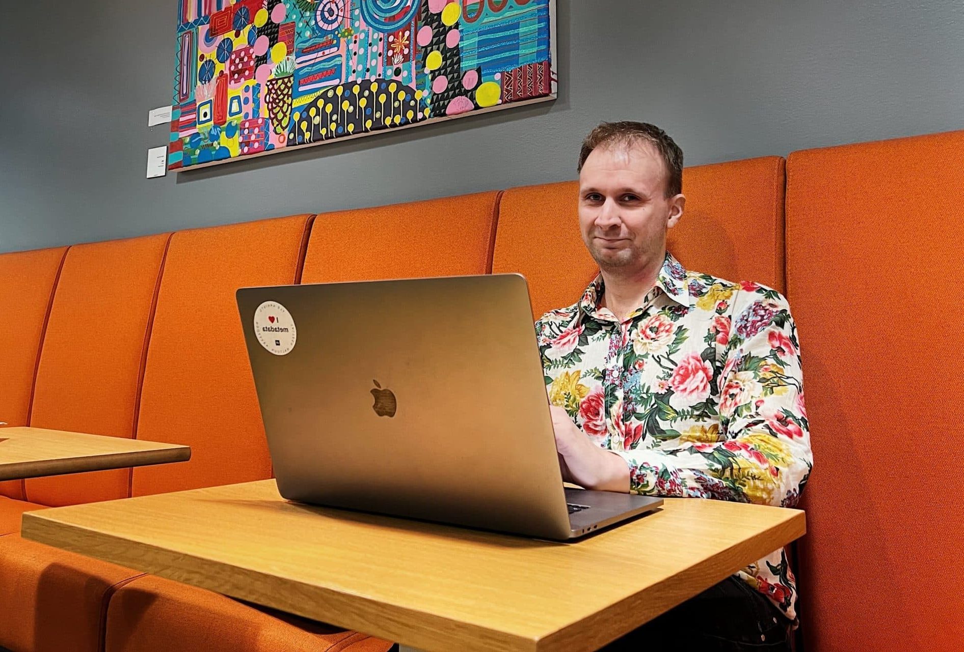 Kuvassa mieshenkilö istuu tietokoneen ääressä Goforen toimistolla